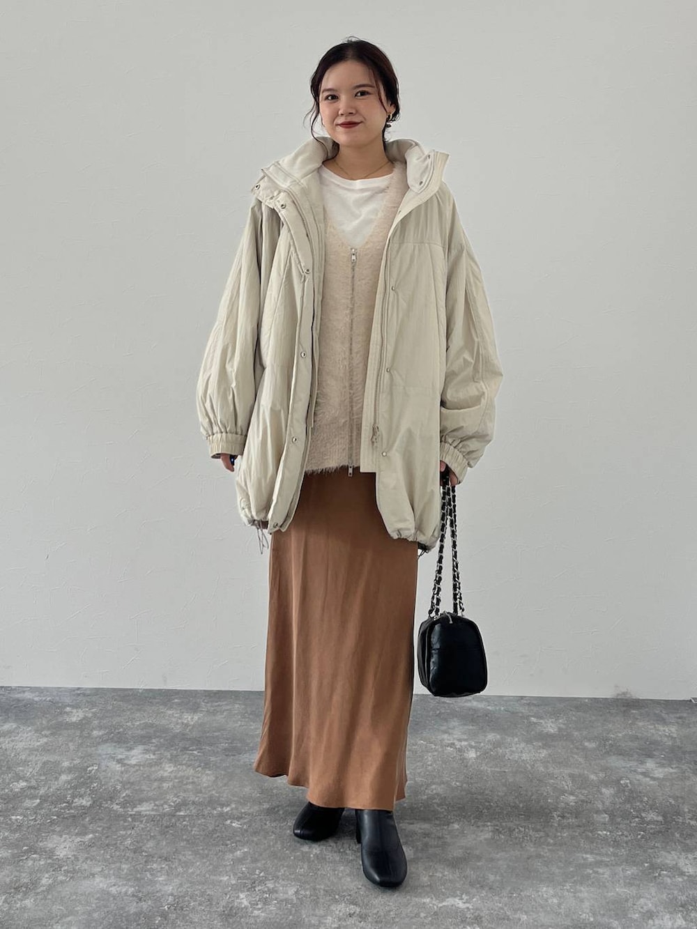 ホワイト系のブルゾン、ホワイト系のベスト、ホワイト系のTシャツ/カットソーを着用したレディースの秋コーディネートの3枚目の写真