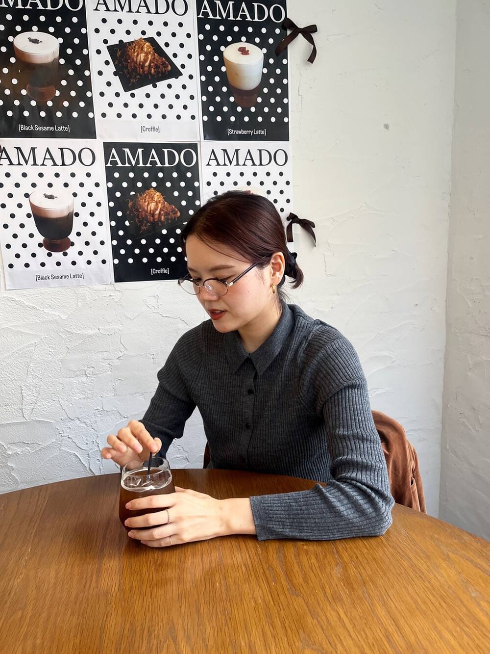 その他のメガネを着用したレディースの秋コーディネートの2枚目の写真