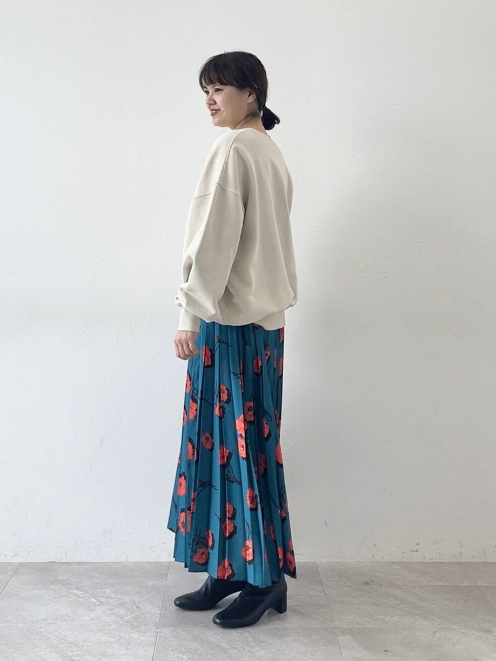 その他のスカート、ホワイト系のスウェットを着用したレディースの秋コーディネートの2枚目の写真