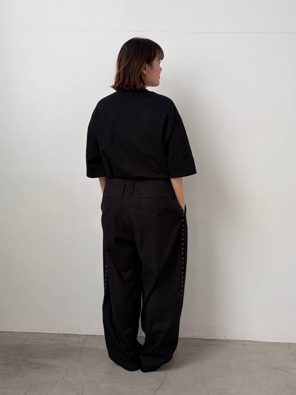 ブラック系のその他パンツ、ブラック系のローファー、ブラック系のTシャツ/カットソーを着用したレディースの春コーディネートの3枚目の写真