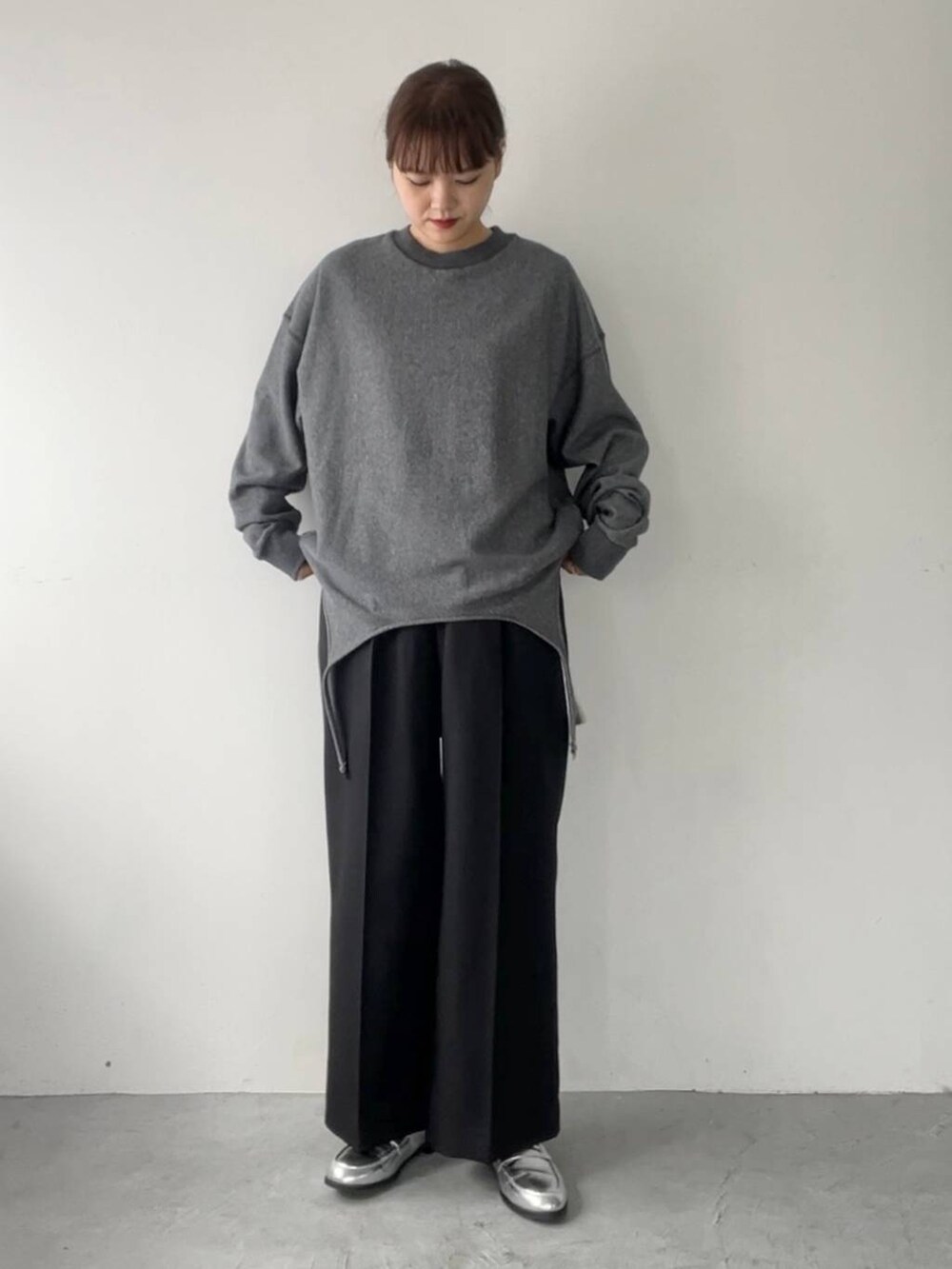 シルバー系のローファー、ブラック系のその他パンツ、グレー系のスウェットを着用したレディースの秋コーディネートの4枚目の写真