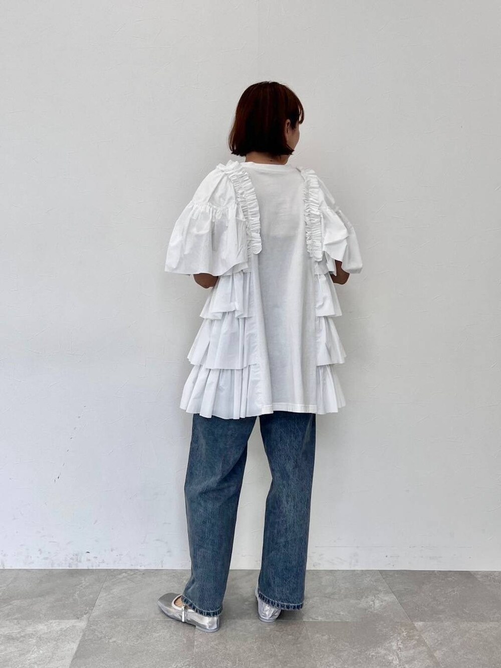 「ゆったり、ベーシック/シンプル、LOWRYS FARM、ローリーズスタイル_LOWRYS FARM、デニムパンツ、カジュアル」｜「LOWRYS FARMのチュールストラップシューズ  100503（その他シューズ、シルバー系）」を使った、pecoさん（レディース・166cm）の春コーディネートの3枚目の写真