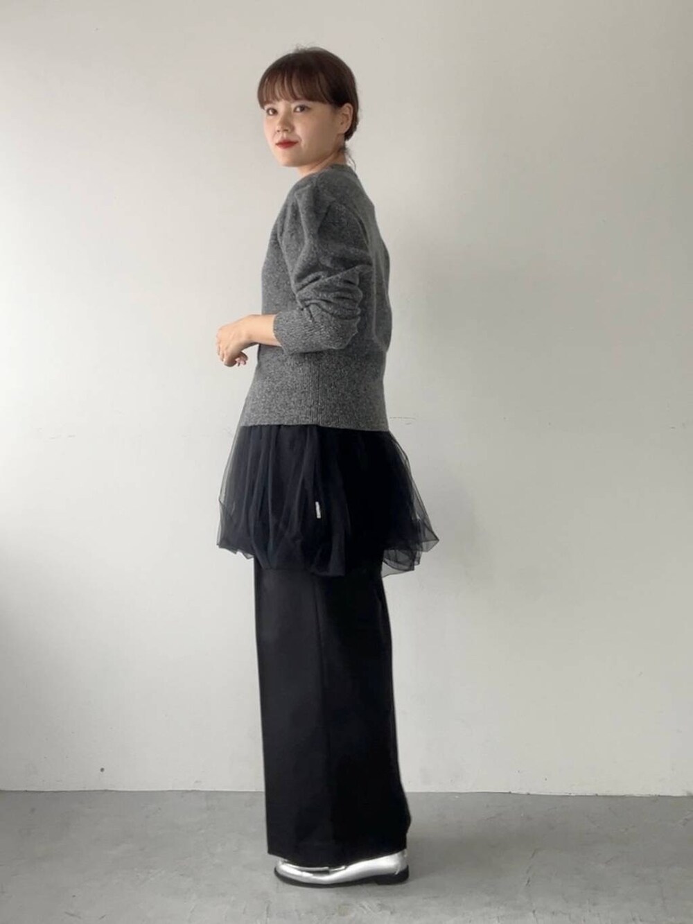 シルバー系のローファー、ブラック系のシャツ/ブラウス、グレー系のカーディガン/ボレロを着用したレディースの秋コーディネートの4枚目の写真