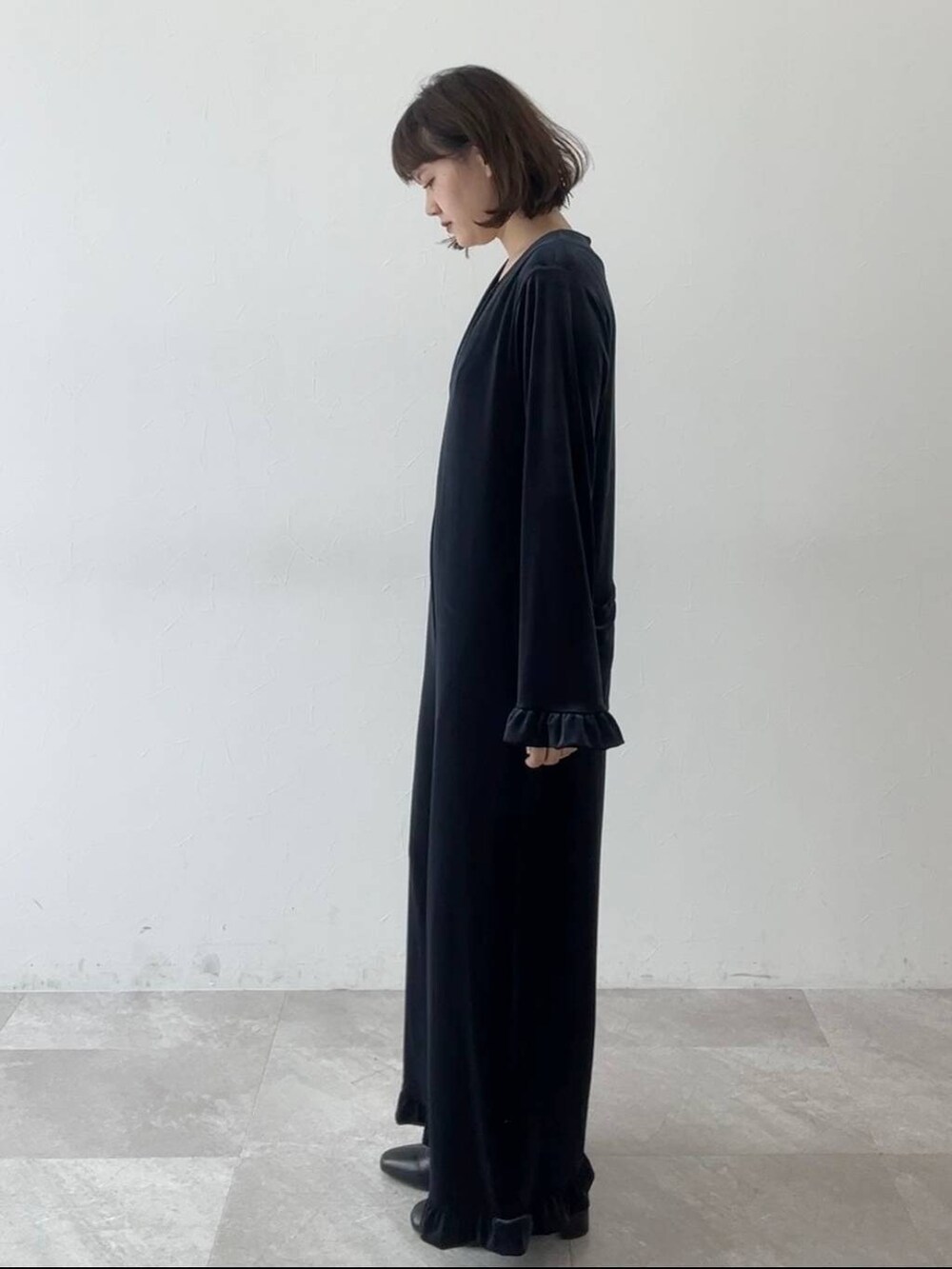 「ゆったり、ベーシック/シンプル、LOWRYS FARM、ローリーズスタイル_LOWRYS FARM、yuw」｜「yuwのベロアＶオールインワン 140057（つなぎ/オールインワン、ブルー系）」を使った、pecoさん（レディース・166cm）の夏コーディネートの2枚目の写真