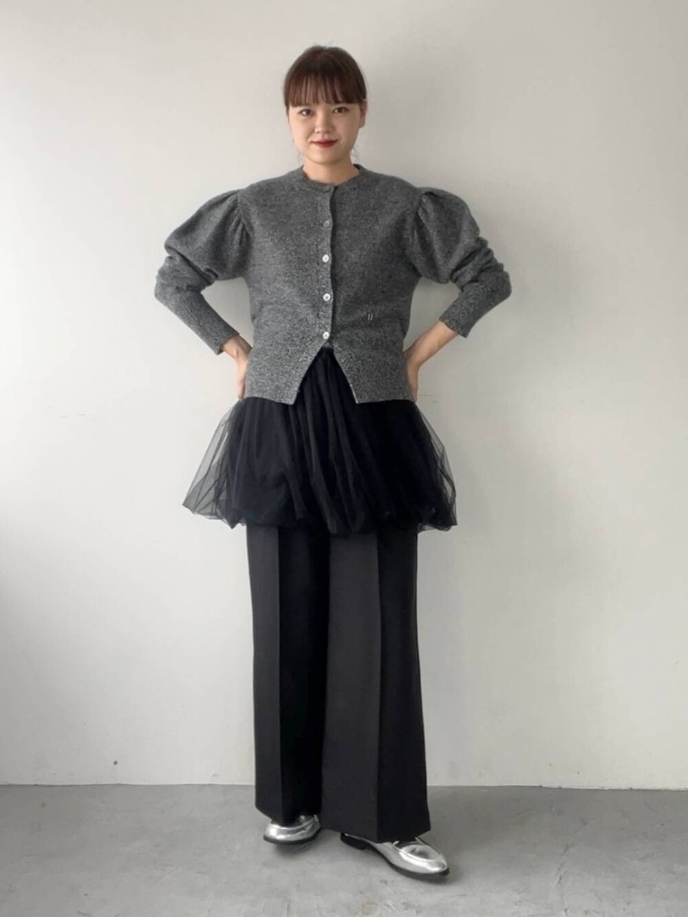 シルバー系のローファー、ブラック系のシャツ/ブラウス、グレー系のカーディガン/ボレロを着用したレディースの秋コーディネートの2枚目の写真