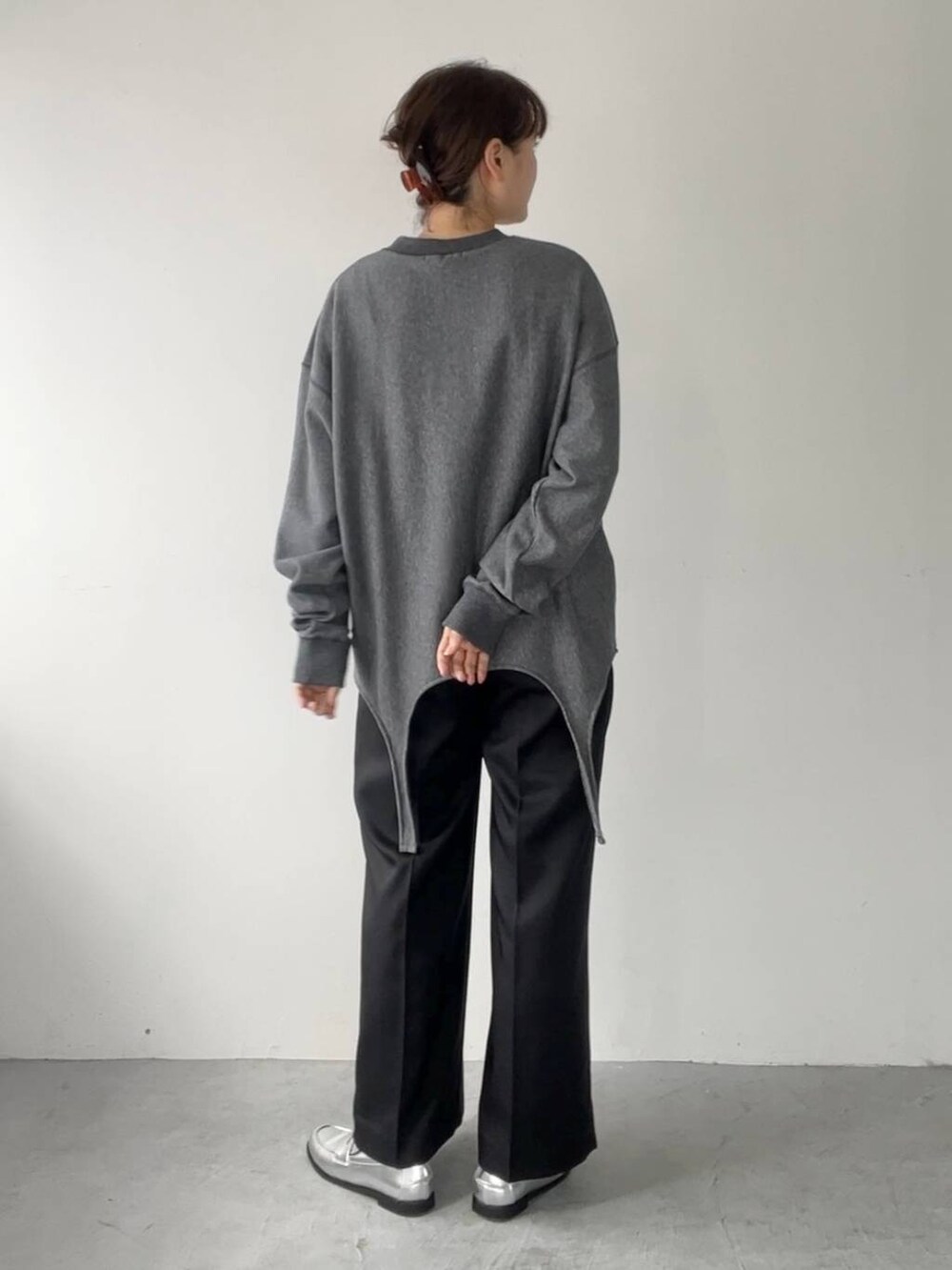 シルバー系のローファー、ブラック系のその他パンツ、グレー系のスウェットを着用したレディースの秋コーディネートの5枚目の写真