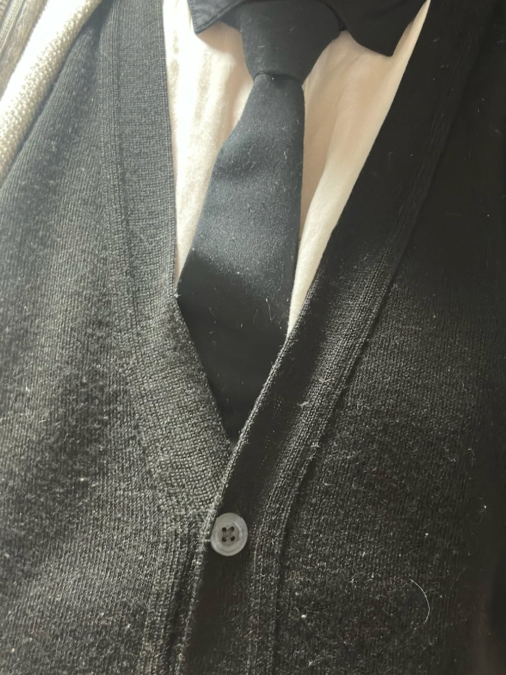 ブラック系のネクタイを着用したメンズの冬コーディネートの2枚目の写真