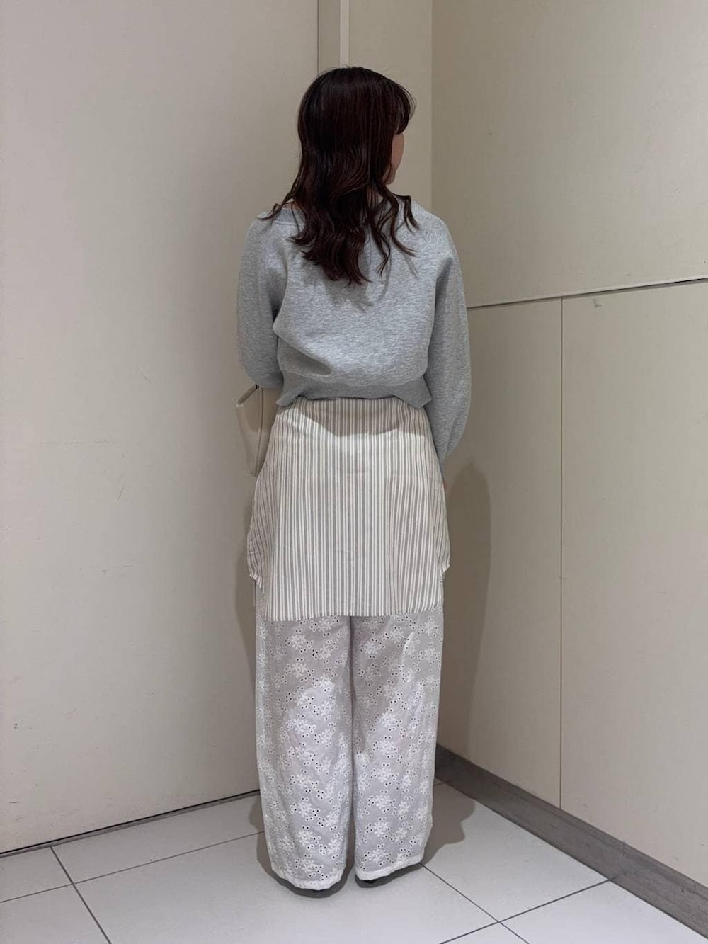 ホワイト系のショルダーバッグ、ブラック系のサンダル、ホワイト系のその他パンツを着用したレディースの春コーディネートの3枚目の写真