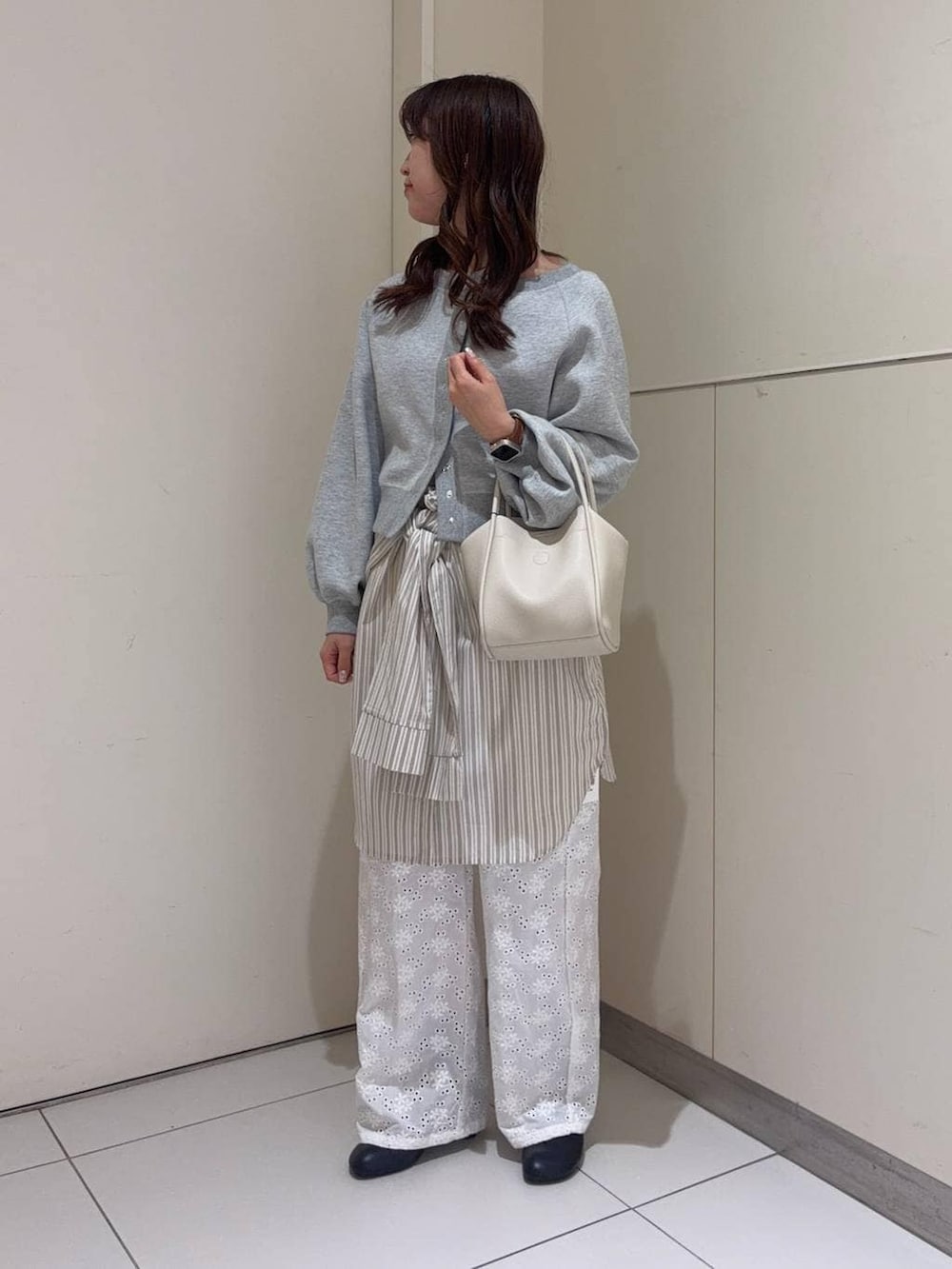 ホワイト系のショルダーバッグ、ブラック系のサンダル、ホワイト系のその他パンツを着用したレディースの春コーディネートの2枚目の写真