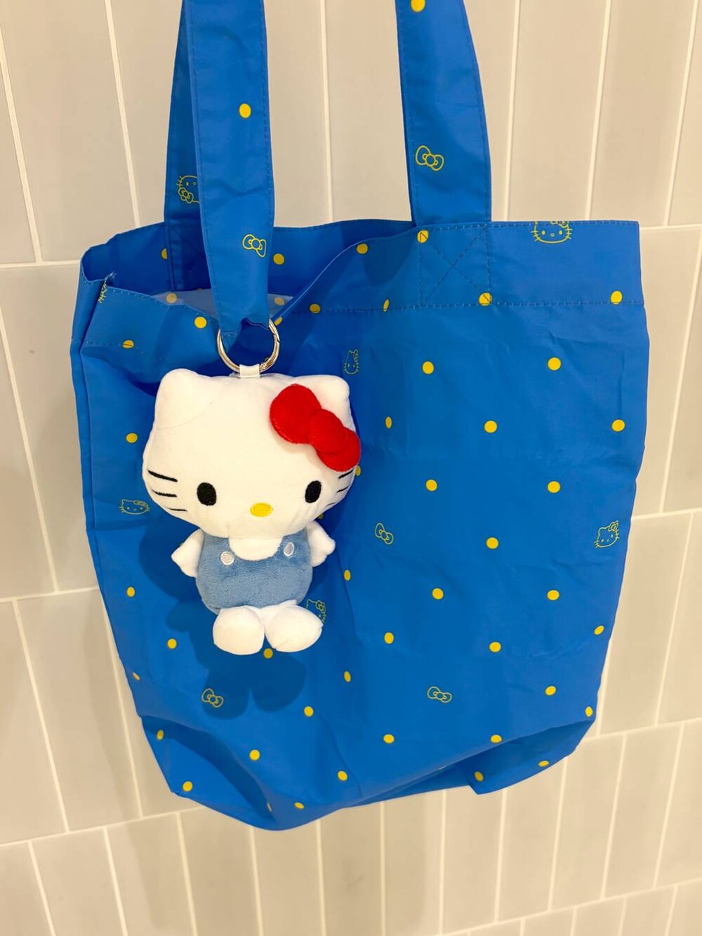 ホワイト系のエコバッグ/サブバッグを着用したレディースの夏コーディネートの2枚目の写真