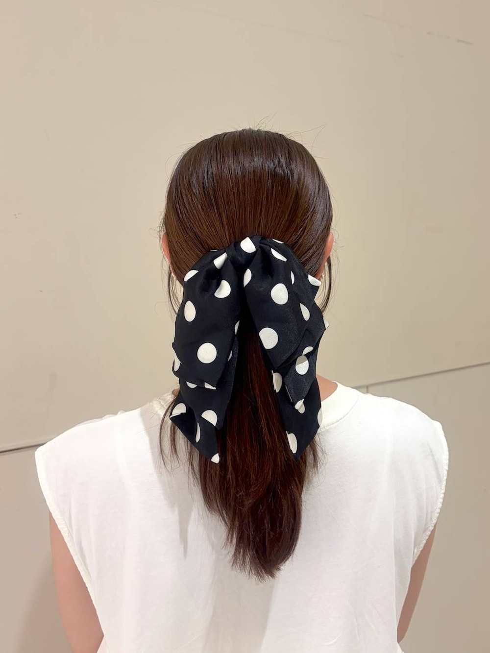 ブラック系のバレッタ/ヘアクリップを着用したレディースの夏コーディネートの2枚目の写真