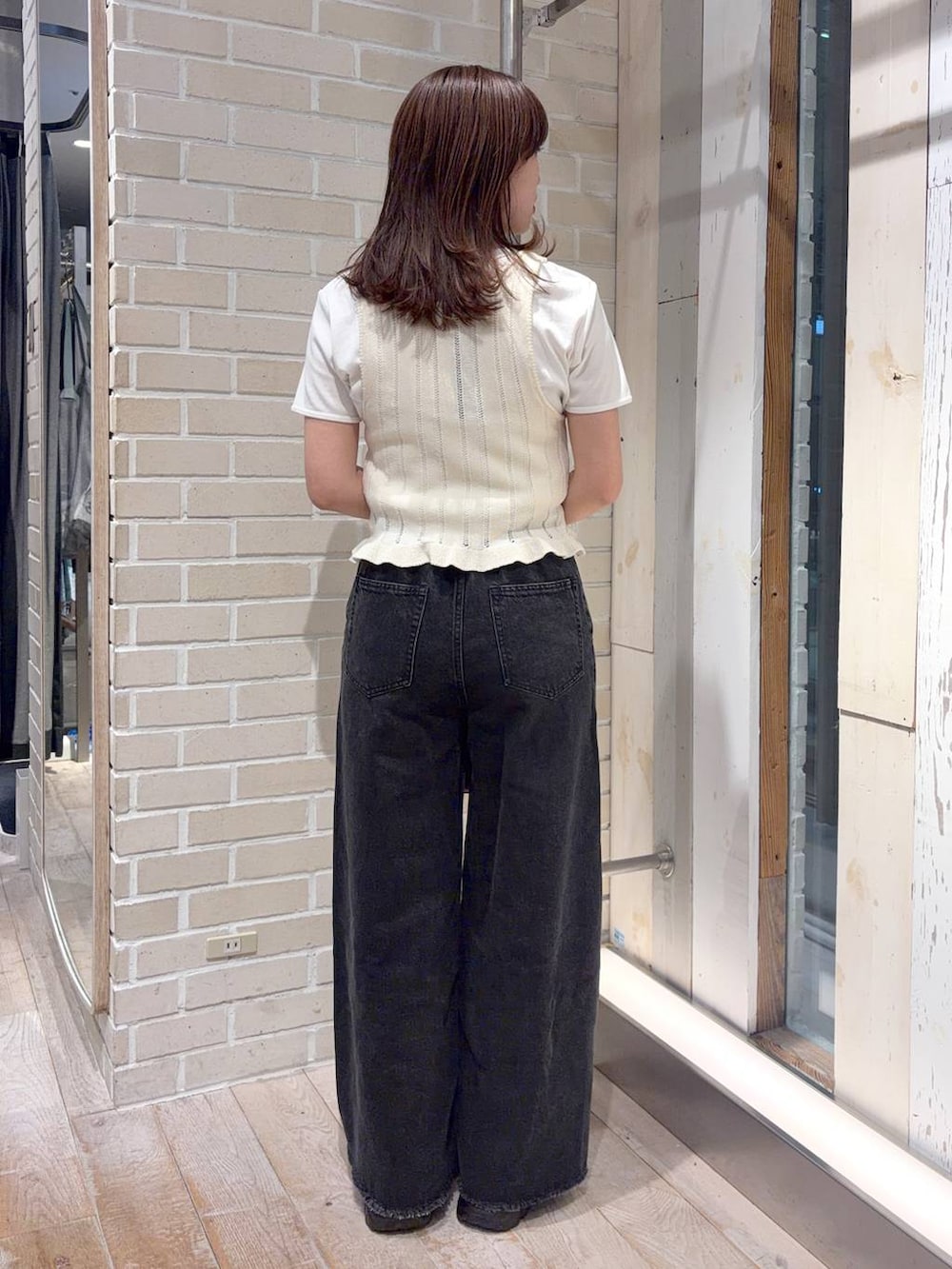 ホワイト系のTシャツ/カットソー、ブラウン系のローファー、ブラック系のデニムパンツを着用したレディースの春コーディネートの3枚目の写真