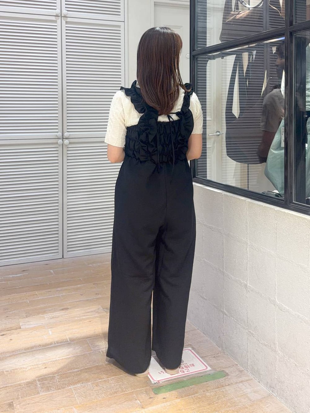 その他のショルダーバッグ、ホワイト系のTシャツ/カットソー、ホワイト系のサンダルを着用したレディースの夏コーディネートの3枚目の写真
