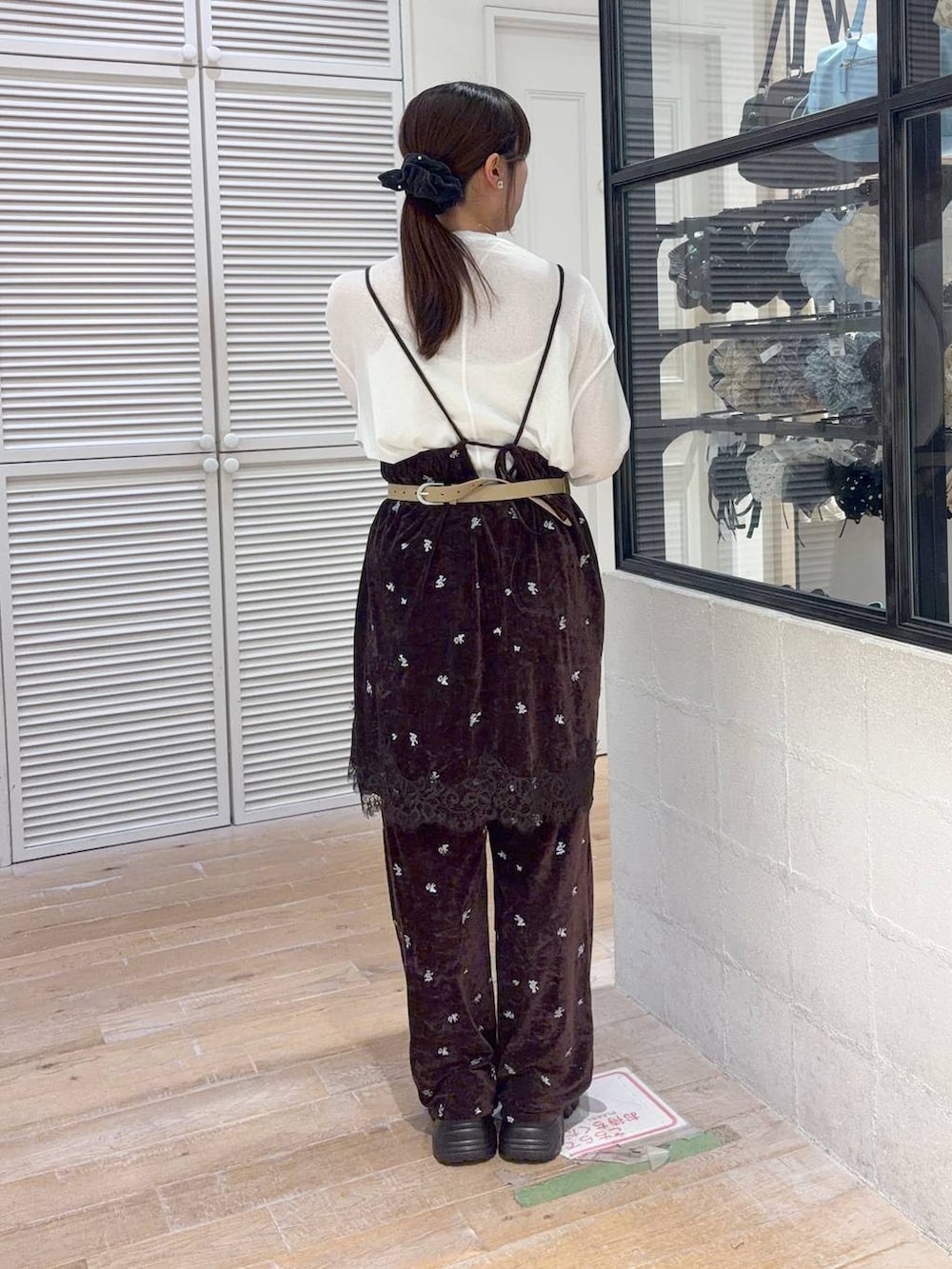 ブラウン系のその他パンツ、ブラウン系のワンピース、ホワイト系のTシャツ/カットソーを着用したレディースの秋コーディネートの4枚目の写真