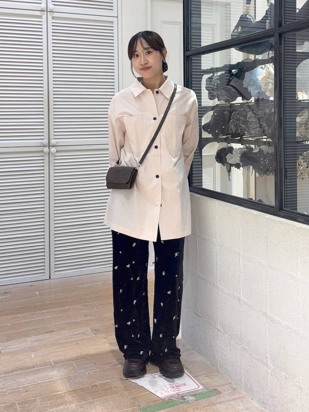 ピンク系のシャツ/ブラウス、ブラック系のその他パンツ、ブラウン系のローファーを着用したレディースの秋コーディネートの3枚目の写真