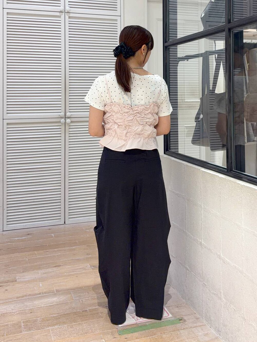 ピンク系のベスト、ブラック系のその他パンツ、ベージュ系のTシャツ/カットソーを着用したレディースの夏コーディネートの3枚目の写真