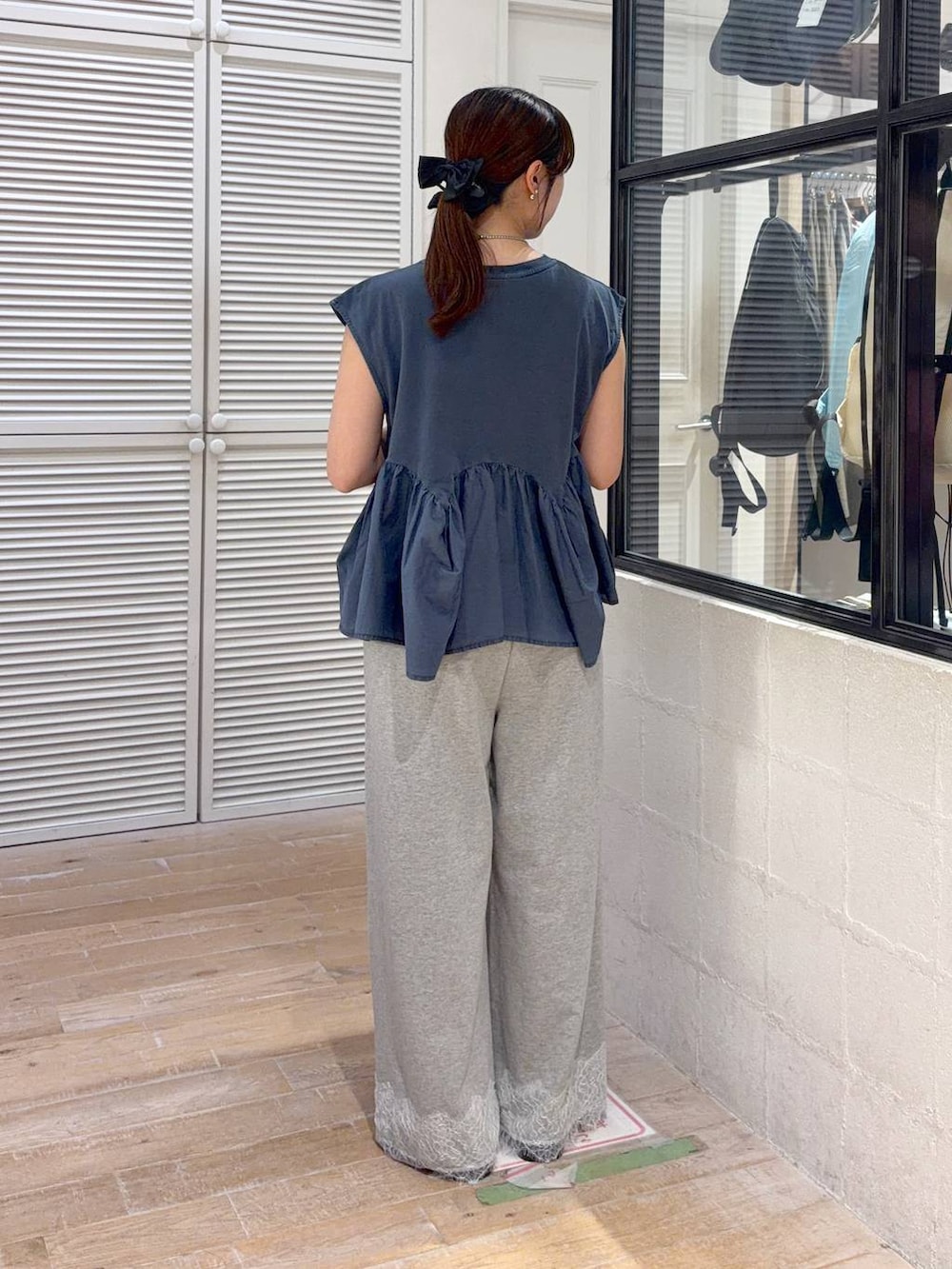 ブルー系のTシャツ/カットソー、ブラック系のサンダル、グレー系のスウェットパンツを着用したレディースの夏コーディネートの3枚目の写真