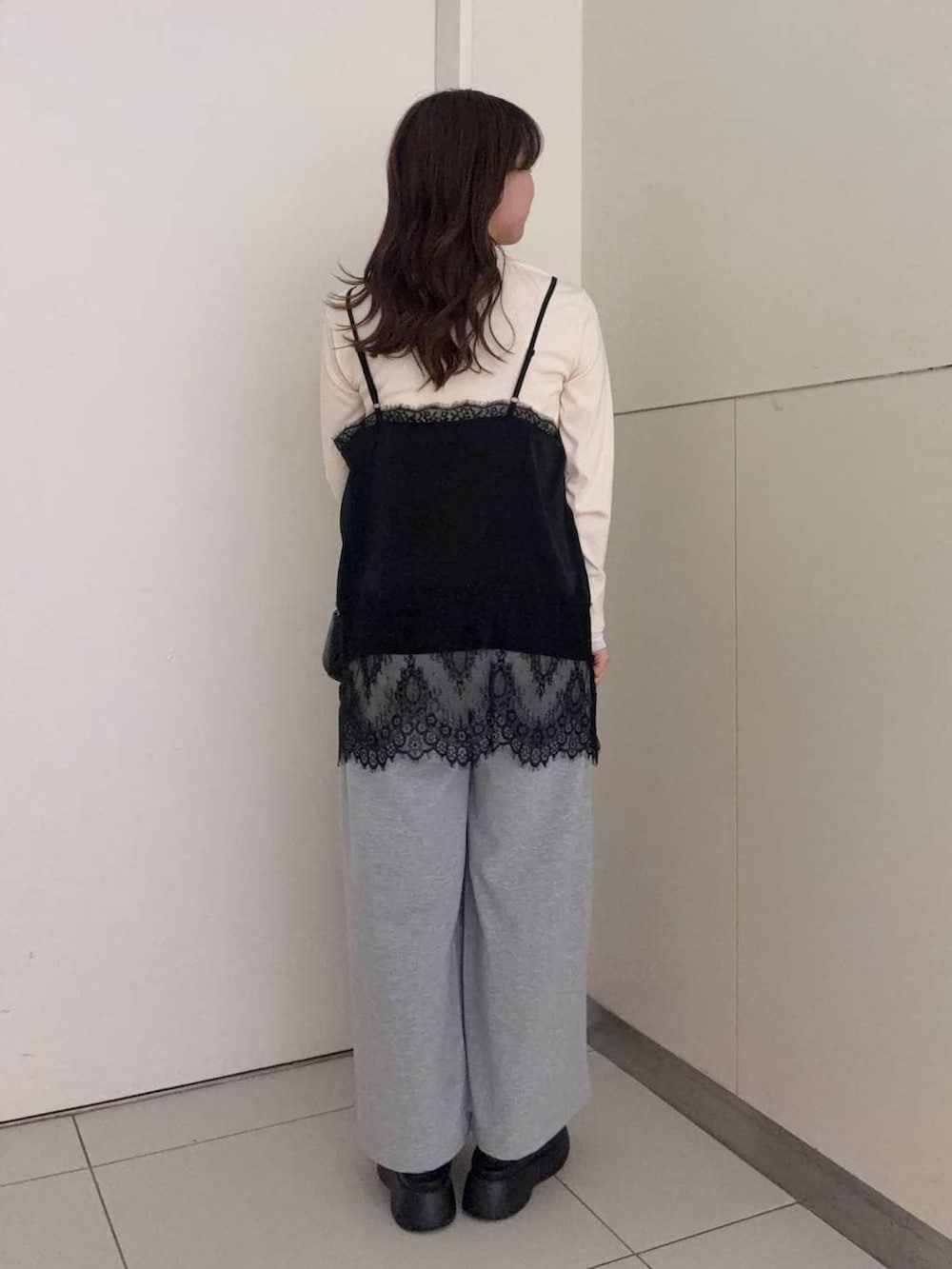 ブラック系のショルダーバッグ、ブラック系のサンダル、グレー系のスウェットパンツを着用したレディースの春コーディネートの3枚目の写真