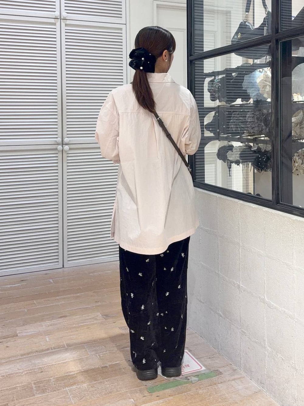 ピンク系のシャツ/ブラウス、ブラック系のその他パンツ、ブラウン系のローファーを着用したレディースの秋コーディネートの5枚目の写真
