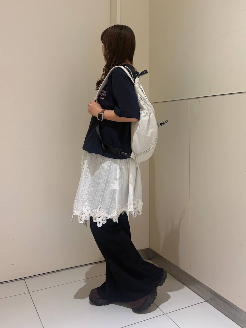 ブラウン系のローファー、グレー系のショルダーバッグ、ブラック系のその他パンツを着用したレディースの春コーディネートの2枚目の写真