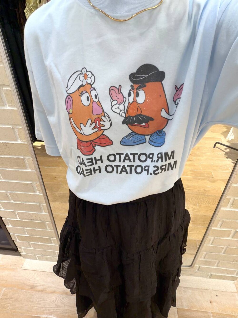ブラウン系のサンダル、ブラック系のスカート、ブラウン系のボストンバッグを着用したレディースの夏コーディネートの5枚目の写真