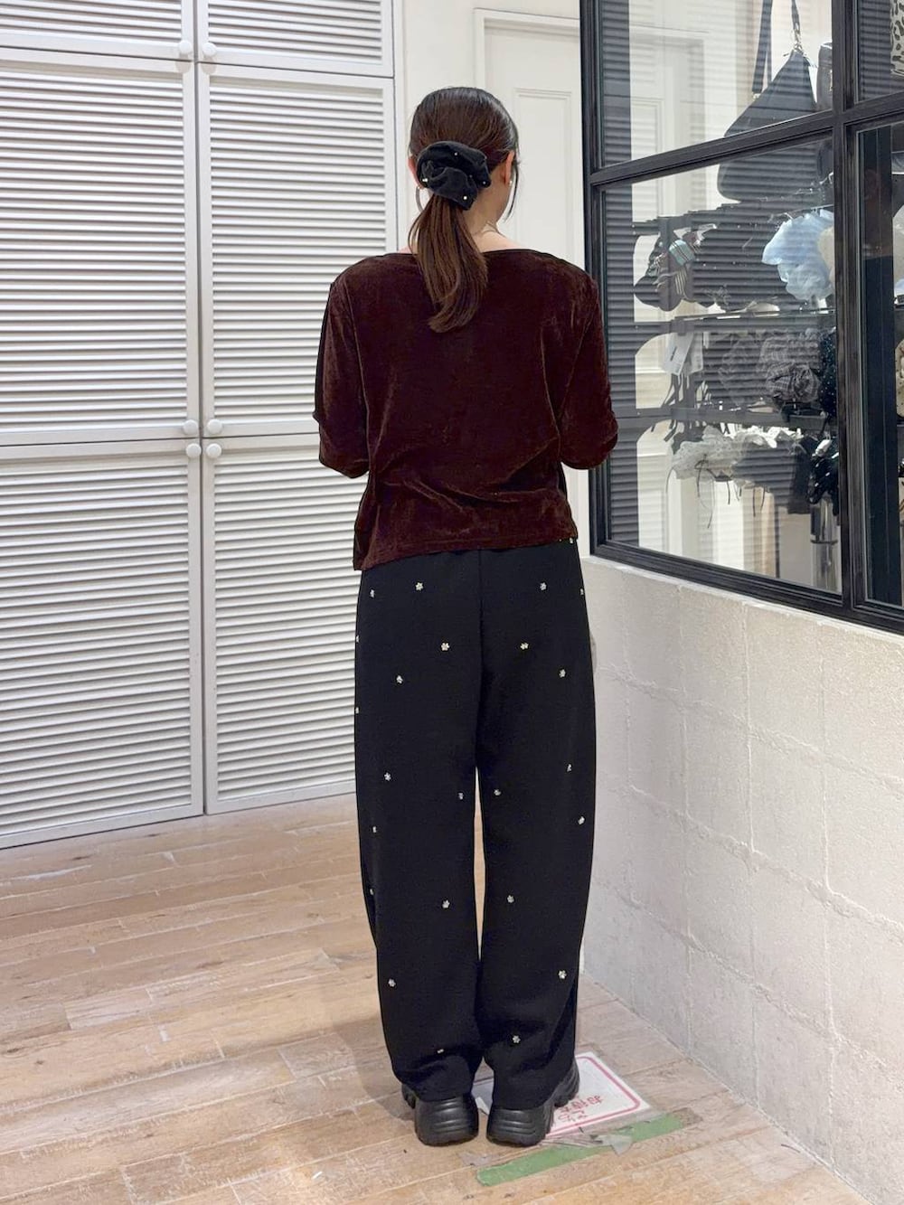 グレー系のショルダーバッグ、ブラック系のスウェットパンツ、ブラウン系のTシャツ/カットソーを着用したレディースの秋コーディネートの3枚目の写真