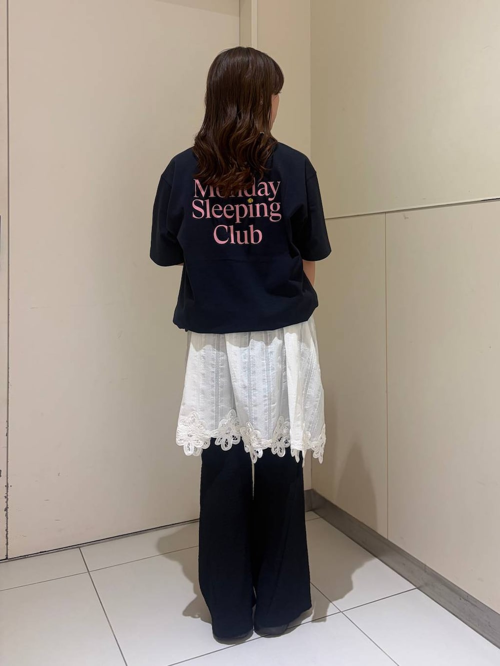 ブラウン系のローファー、グレー系のショルダーバッグ、ブラック系のその他パンツを着用したレディースの春コーディネートの3枚目の写真