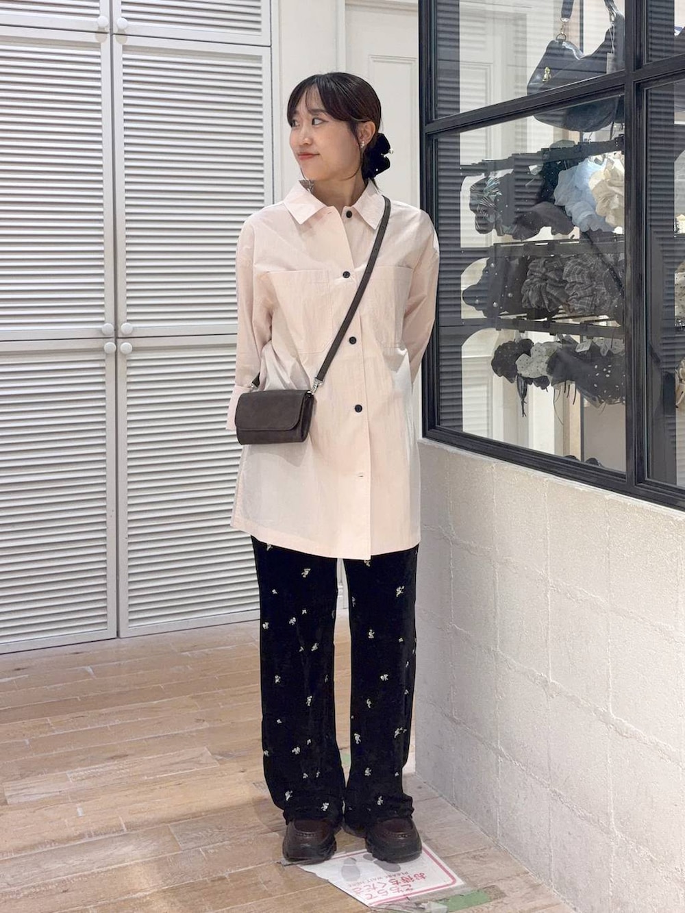 ピンク系のシャツ/ブラウス、ブラック系のその他パンツ、ブラウン系のローファーを着用したレディースの秋コーディネートの4枚目の写真
