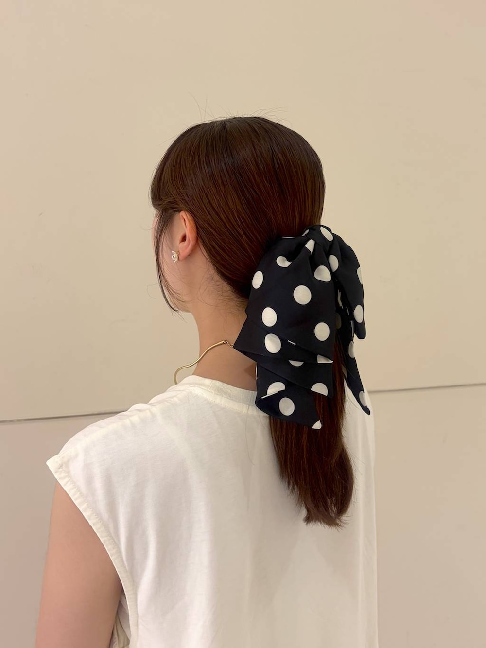 ブラック系のバレッタ/ヘアクリップを着用したレディースの夏コーディネートの3枚目の写真