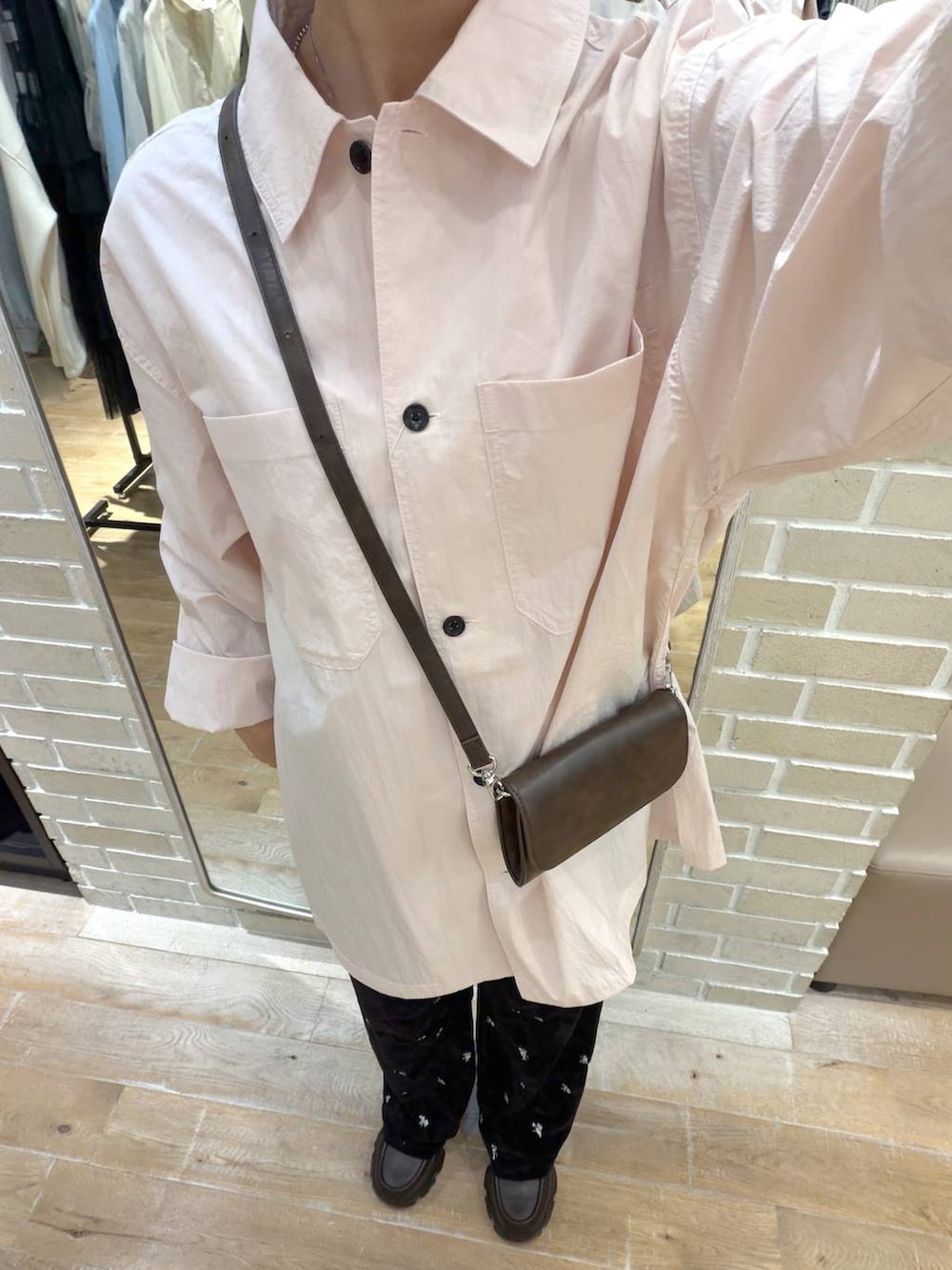 ピンク系のシャツ/ブラウス、ブラック系のその他パンツ、ブラウン系のローファーを着用したレディースの秋コーディネートの2枚目の写真
