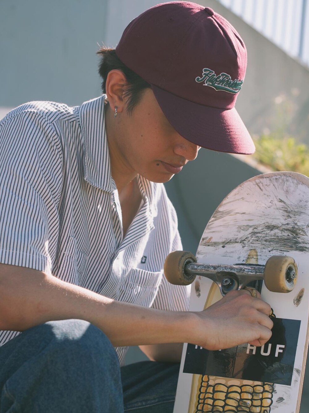 ブルー系のデニムパンツを着用したメンズの夏コーディネートの2枚目の写真