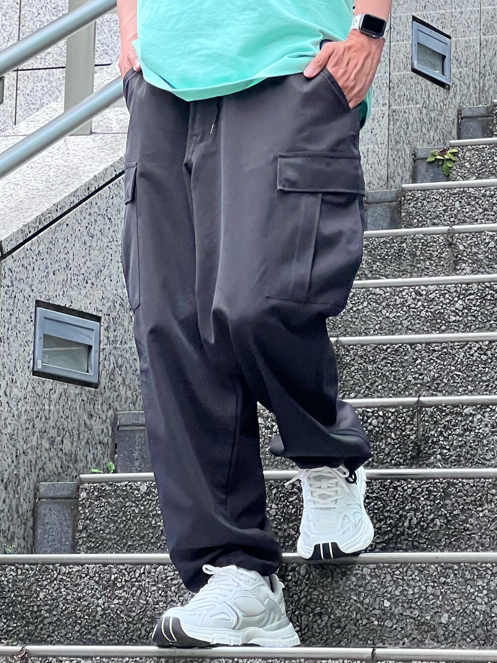 「ラフコーデ、おしゃれさんと繋がりたい、夏コーデ、ストリート、Ｔシャツ、パラグラフ、Paragraph、23.65、イーシプサムチョンユクオ、スニーカー、キャップ、NEW ERA、ニューエラ、アラフォー、革靴」｜「Paragraphの【PARAGRAPH/パラグラフ】22SS CLASSIC LOGO T-SHIRT / アースロゴデザイン半袖Tシャツ NO012（Tシャツ/カットソー、グリーン系）」を使った、MaKo3さん（メンズ・183cm）の夏コーディネートの3枚目の写真