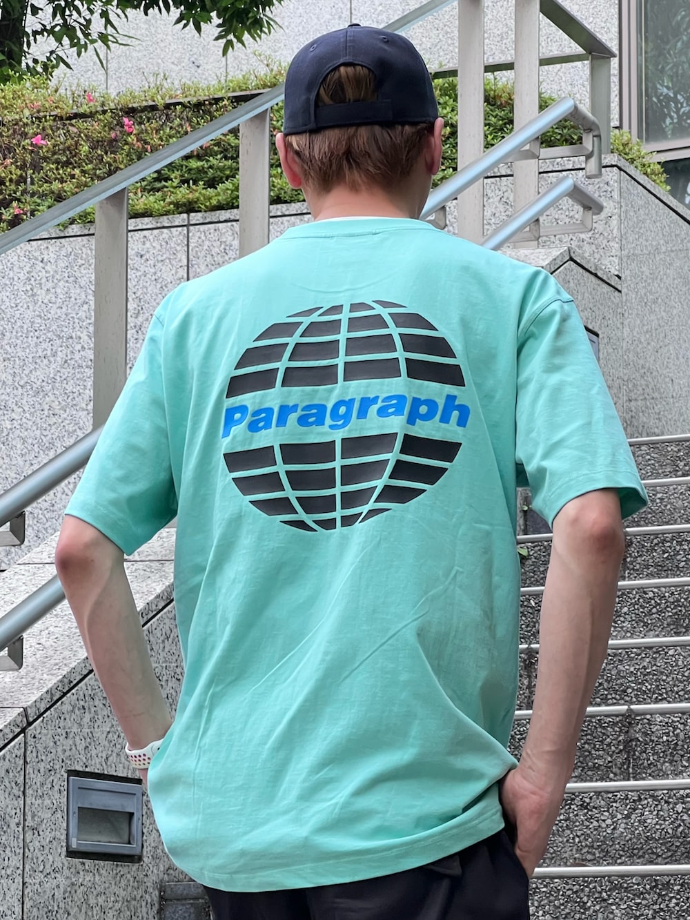 「ラフコーデ、おしゃれさんと繋がりたい、夏コーデ、ストリート、Ｔシャツ、パラグラフ、Paragraph、23.65、イーシプサムチョンユクオ、スニーカー、キャップ、NEW ERA、ニューエラ、アラフォー、革靴」｜「Paragraphの【PARAGRAPH/パラグラフ】22SS CLASSIC LOGO T-SHIRT / アースロゴデザイン半袖Tシャツ NO012（Tシャツ/カットソー、グリーン系）」を使った、MaKo3さん（メンズ・183cm）の夏コーディネートの2枚目の写真