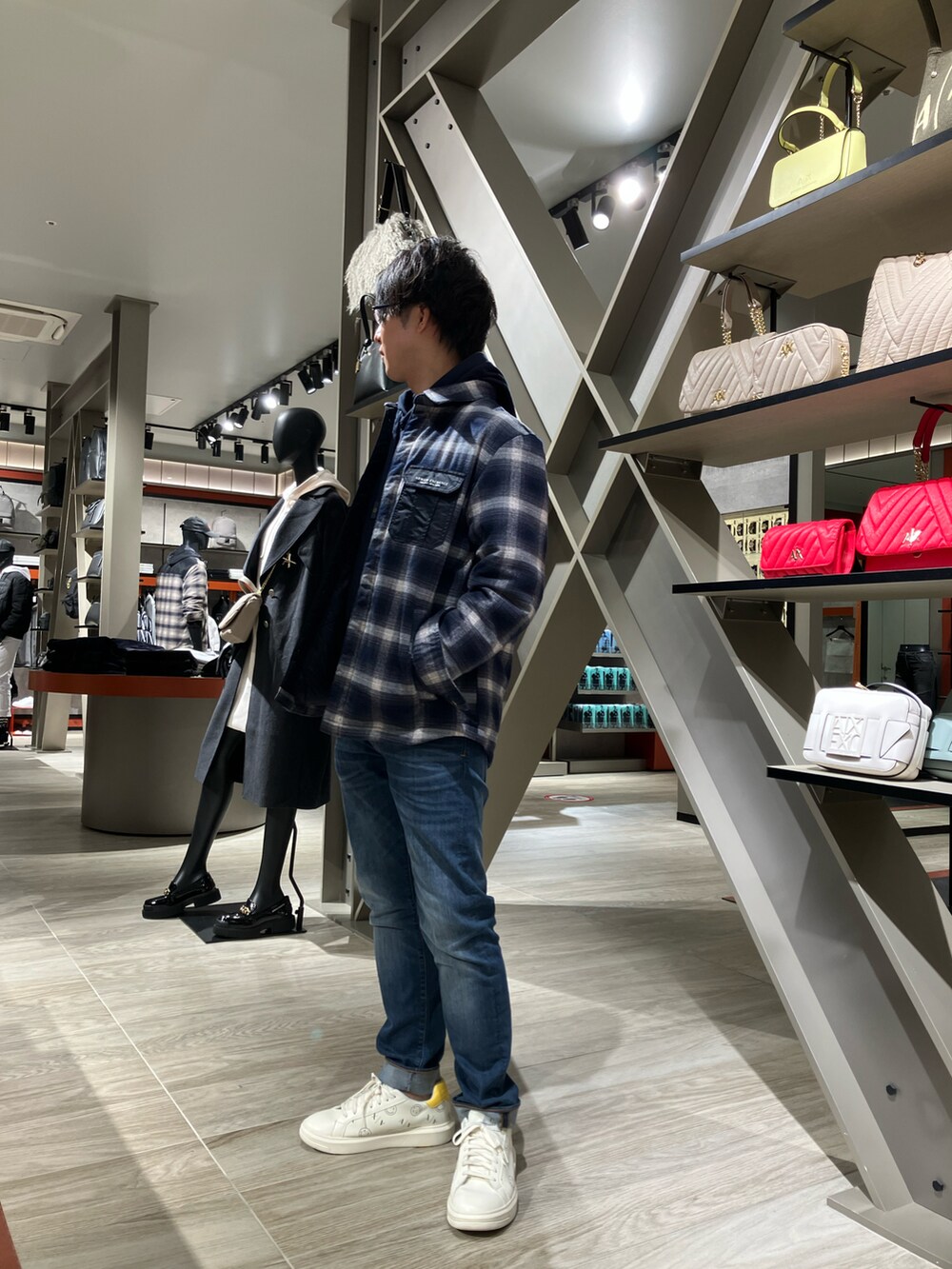 「AXchanger、AXchange、armaniexchange、アルマーニエクスチェンジ、ビッグシルエット、メンズコーデ、秋、オトナカジュアル、きれいめカジュアル、大人コーデ、冬コーデ、スニーカーコーデ、シンプルコーデ、秋コーデ、休日スタイル」｜「ARMANI EXCHANGEの【A|X アルマーニ エクスチェンジ】チェックデザイン　シャツジャケット（その他アウター、ホワイト系）」を使った、IMAさん（メンズ・176cm）の秋コーディネートの3枚目の写真