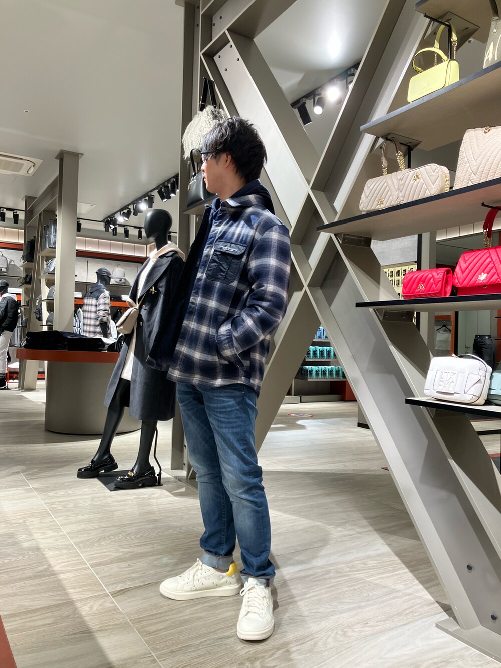 「AXchanger、AXchange、armaniexchange、アルマーニエクスチェンジ、ビッグシルエット、メンズコーデ、秋、オトナカジュアル、きれいめカジュアル、大人コーデ、冬コーデ、スニーカーコーデ、シンプルコーデ、秋コーデ、休日スタイル」｜「ARMANI EXCHANGEの【A|X アルマーニ エクスチェンジ】チェックデザイン　シャツジャケット（その他アウター、ホワイト系）」を使った、IMAさん（メンズ・176cm）の秋コーディネートの4枚目の写真