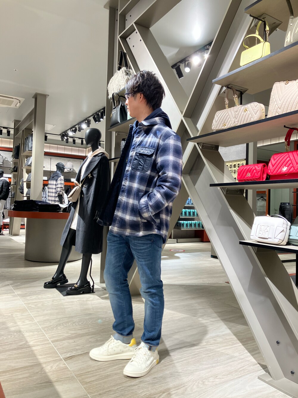 「AXchanger、AXchange、armaniexchange、アルマーニエクスチェンジ、ビッグシルエット、メンズコーデ、秋、オトナカジュアル、きれいめカジュアル、大人コーデ、冬コーデ、スニーカーコーデ、シンプルコーデ、秋コーデ、休日スタイル」｜「ARMANI EXCHANGEの【A|X アルマーニ エクスチェンジ】チェックデザイン　シャツジャケット（その他アウター、ホワイト系）」を使った、IMAさん（メンズ・176cm）の秋コーディネートの2枚目の写真