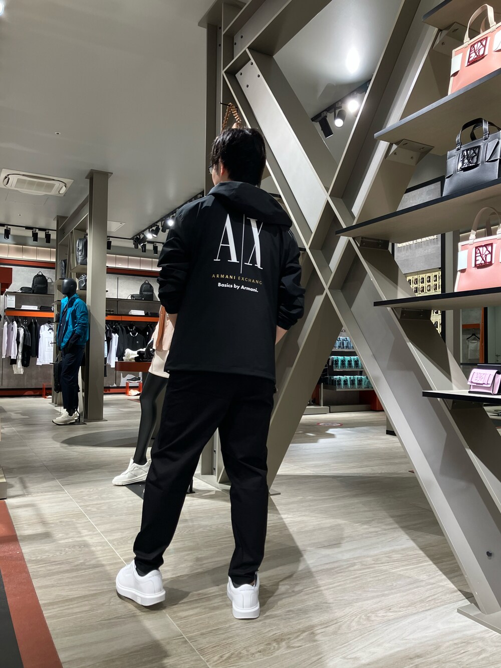 「休日コーデ、シンプル、アルマーニエクスチェンジ、AXchanger、AXchange、春、スニーカー、春アウター、ブラック、パーカー、白スニーカー、夏コーデ、オールブラック、黒、ホワイトスニーカー」｜「ARMANI EXCHANGEの【A|X アルマーニ エクスチェンジ】A|Xロゴ　ウインドブレーカー（ナイロンジャケット、ブラック系）」を使った、IMAさん（メンズ・176cm）の春コーディネートの2枚目の写真