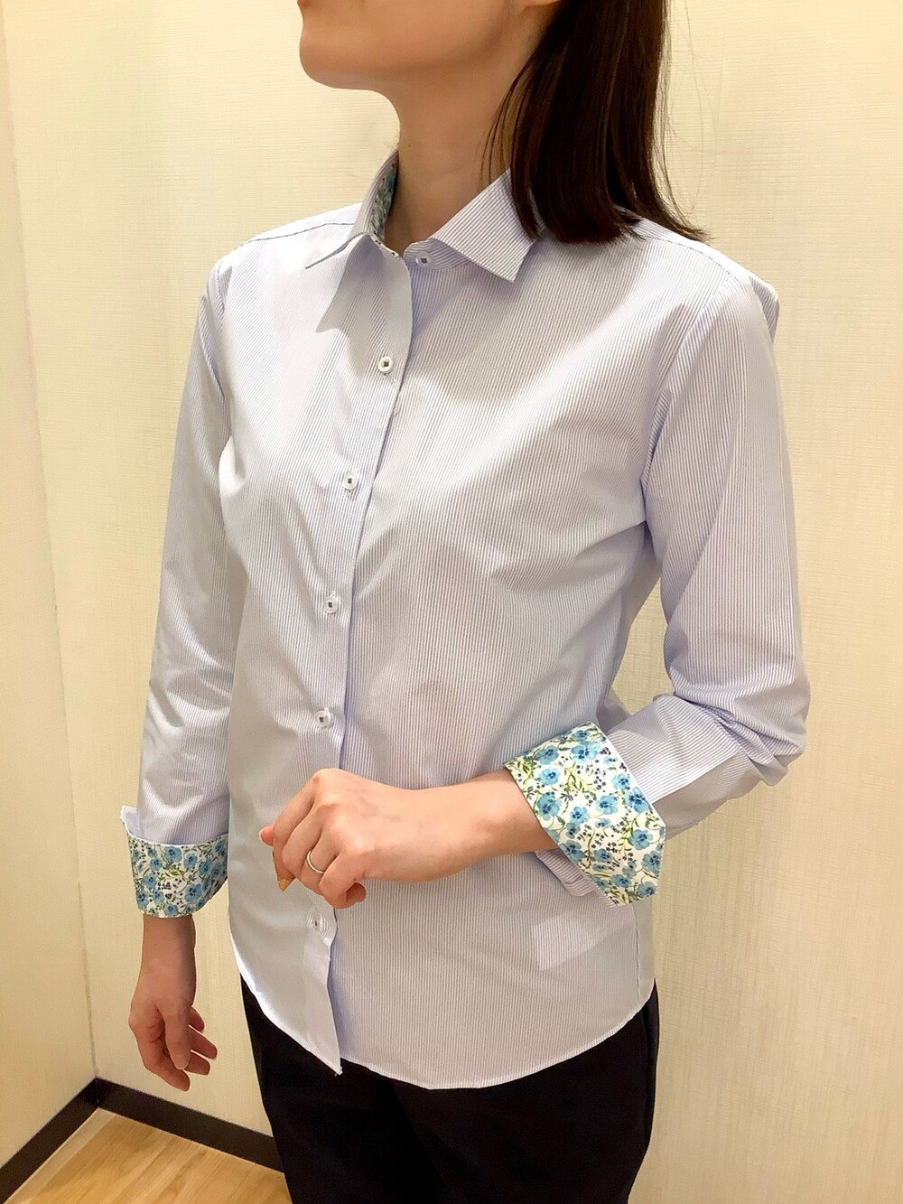 グレー系のベスト、ブルー系のビジネスシャツを着用したレディースの冬コーディネートの3枚目の写真