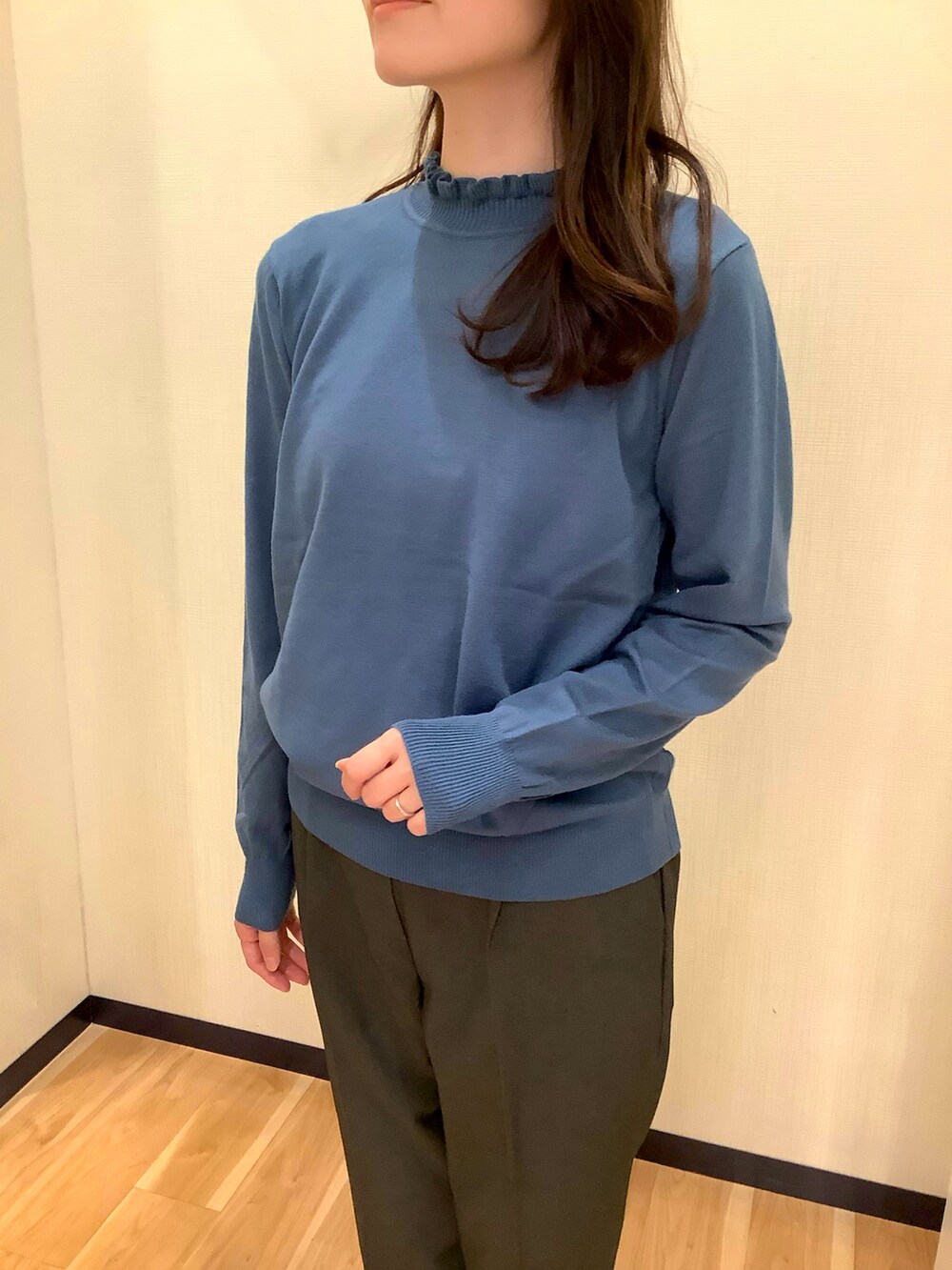 ブルー系のニット/セーター、シルバー系のカーディガン/ボレロ、グレー系のスラックスを着用したレディースの秋コーディネートの3枚目の写真