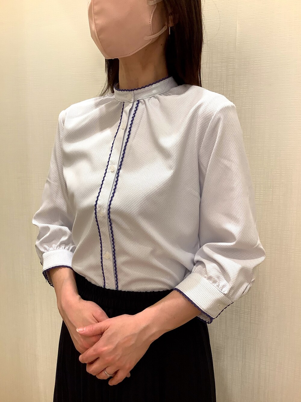 ブルー系のシャツ/ブラウスを着用したレディースの春コーディネートの2枚目の写真