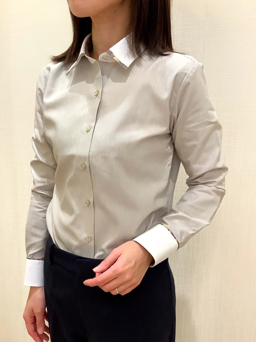 ブルー系のカーディガン/ボレロ、ブラウン系のビジネスシャツを着用したレディースの秋コーディネートの3枚目の写真