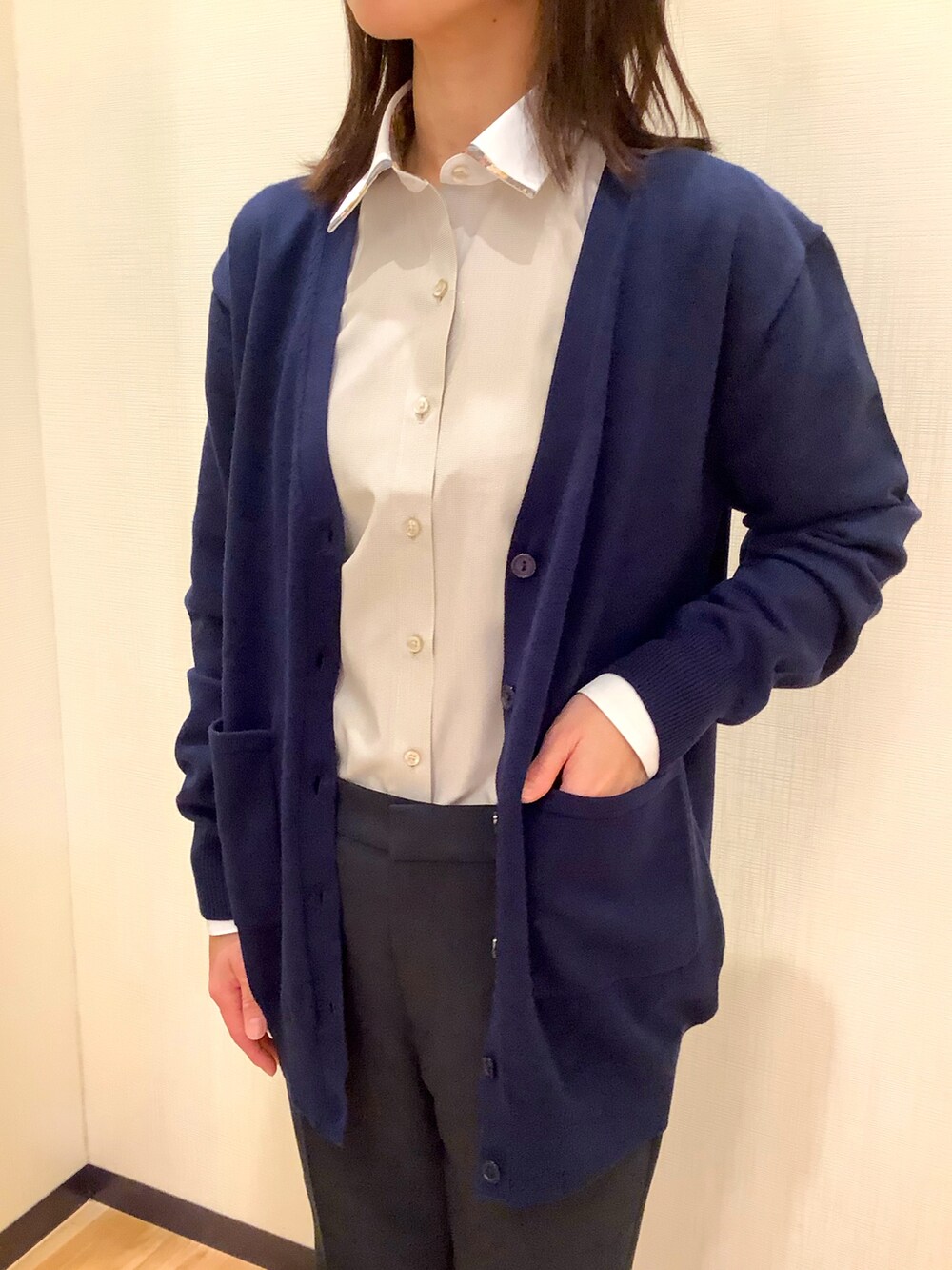 ブルー系のカーディガン/ボレロ、ブラウン系のビジネスシャツを着用したレディースの秋コーディネートの2枚目の写真