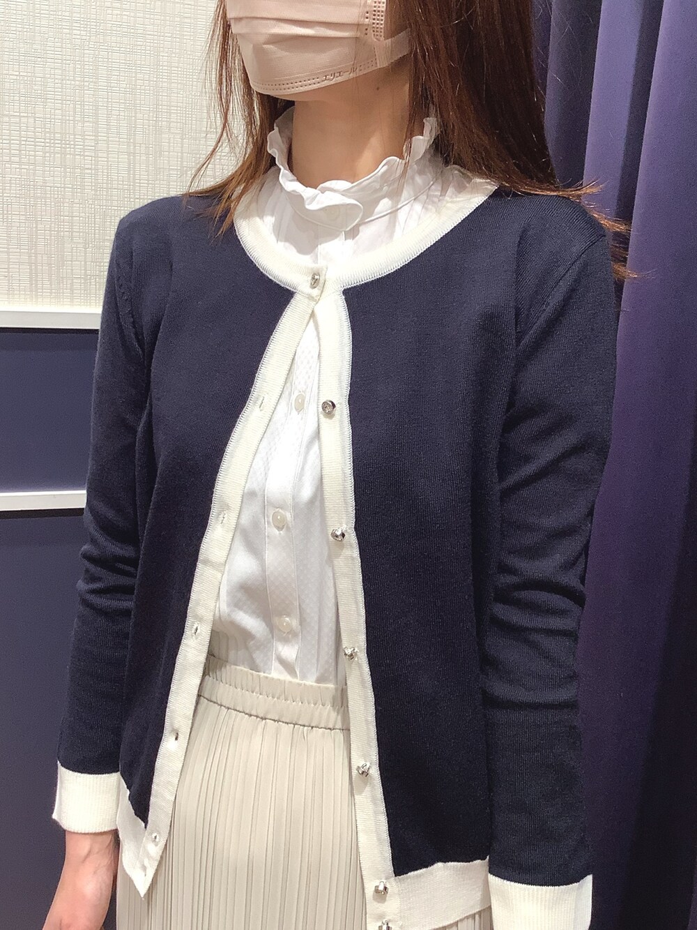 ブルー系のアンサンブル、ホワイト系のビジネスシャツを着用したレディースの冬コーディネートの2枚目の写真