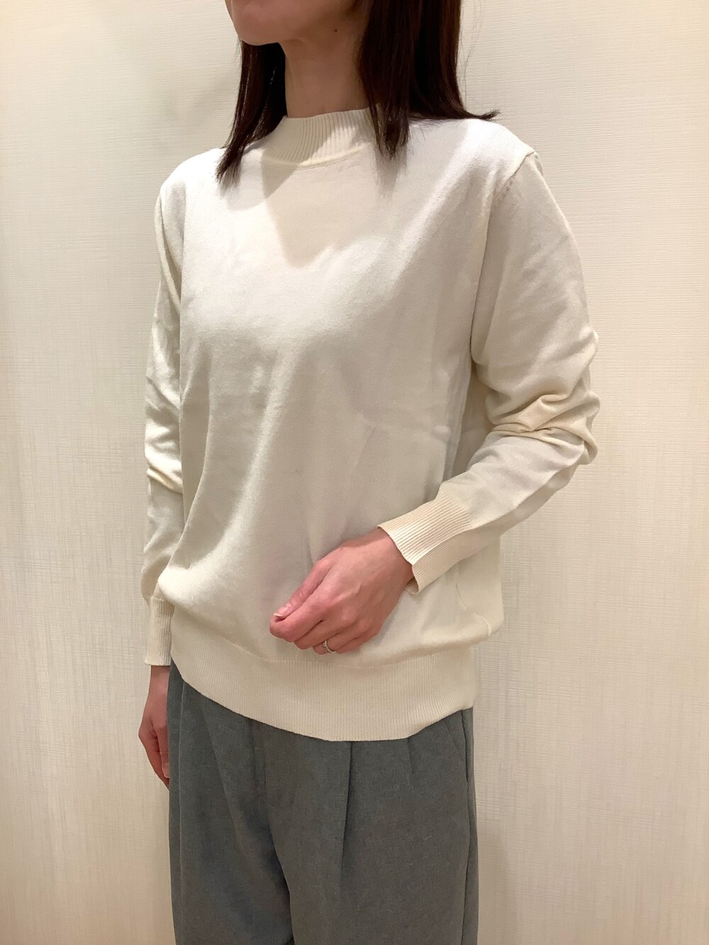 ホワイト系のニット/セーターを着用したレディースの冬コーディネートの2枚目の写真