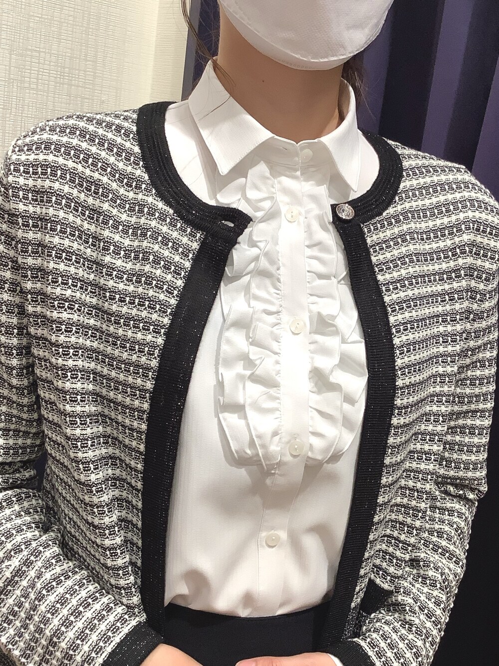 ホワイト系のビジネスシャツ、ブラック系のカーディガン/ボレロを着用したレディースの秋コーディネートの2枚目の写真