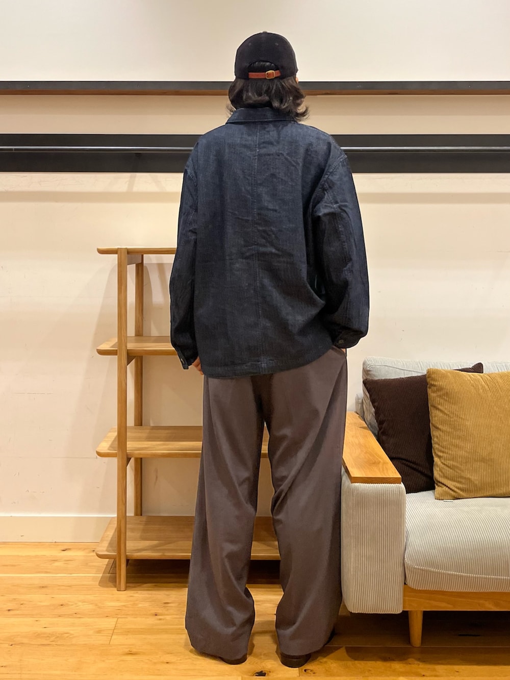 ブルー系のデニムジャケット、グレー系のその他パンツ、ホワイト系のTシャツ/カットソーを着用したメンズの秋コーディネートの3枚目の写真