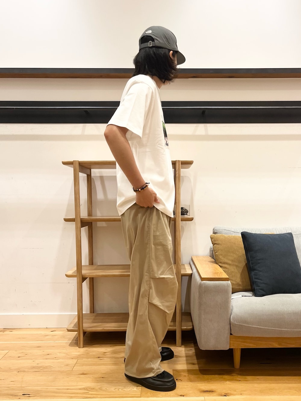 ホワイト系のTシャツ/カットソー、ベージュ系のその他パンツ、グレー系のキャップを着用したメンズの夏コーディネートの2枚目の写真
