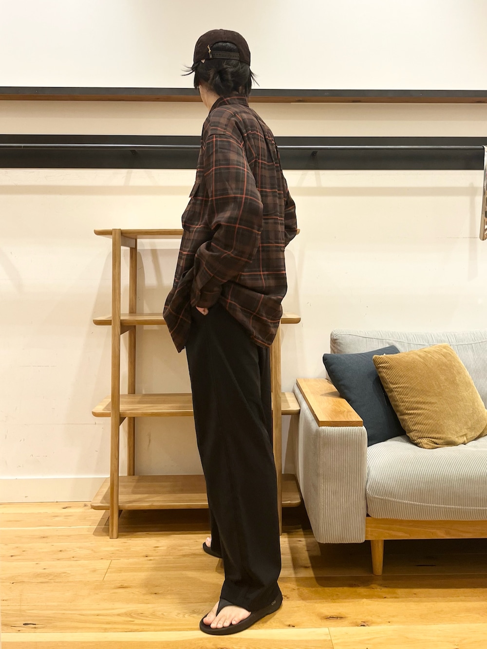 ブラウン系のシャツ/ブラウス、ブラック系のその他パンツ、ブラック系のサンダルを着用したメンズの夏コーディネートの3枚目の写真