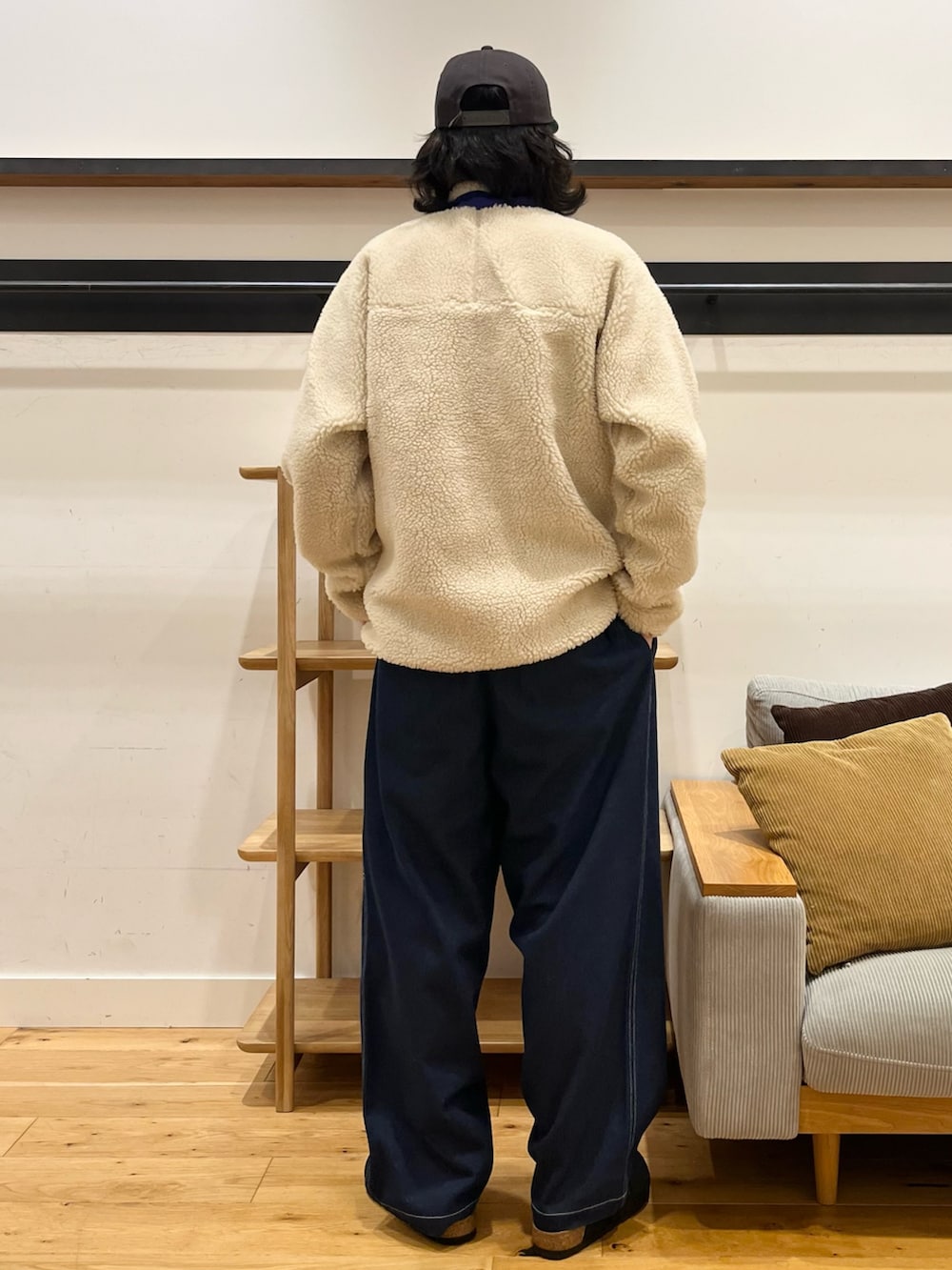 ベージュ系のテーラードジャケット、ブルー系のその他パンツ、ブラック系のサンダルを着用したメンズの秋コーディネートの3枚目の写真