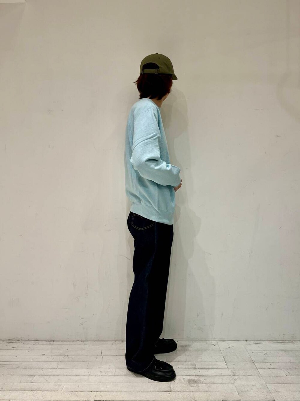 ブルー系のスウェット、ブルー系のデニムパンツを着用したメンズの春コーディネートの2枚目の写真